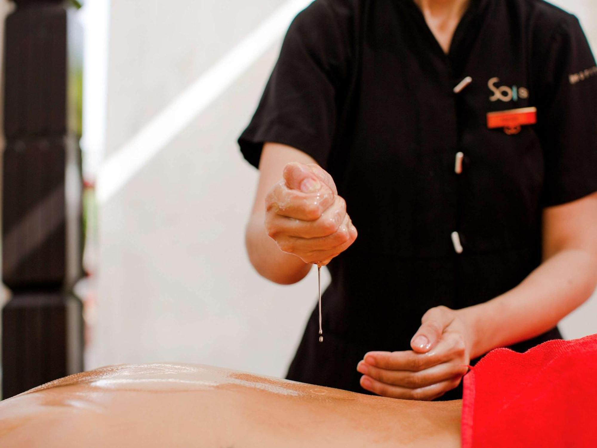 Sofitel Marrakech Palais Imperial & Spa Marrakesh Exterior photo Acupuncturist preparing to tap needle into skin