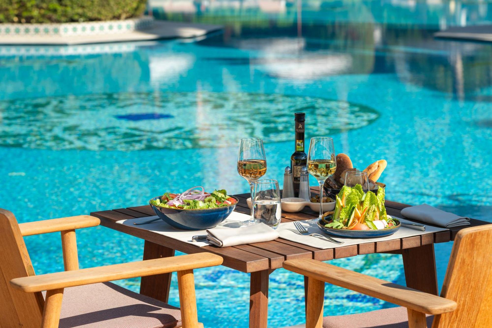 Sofitel Marrakech Palais Imperial & Spa Marrakesh Exterior photo Poolside dining at the hotel